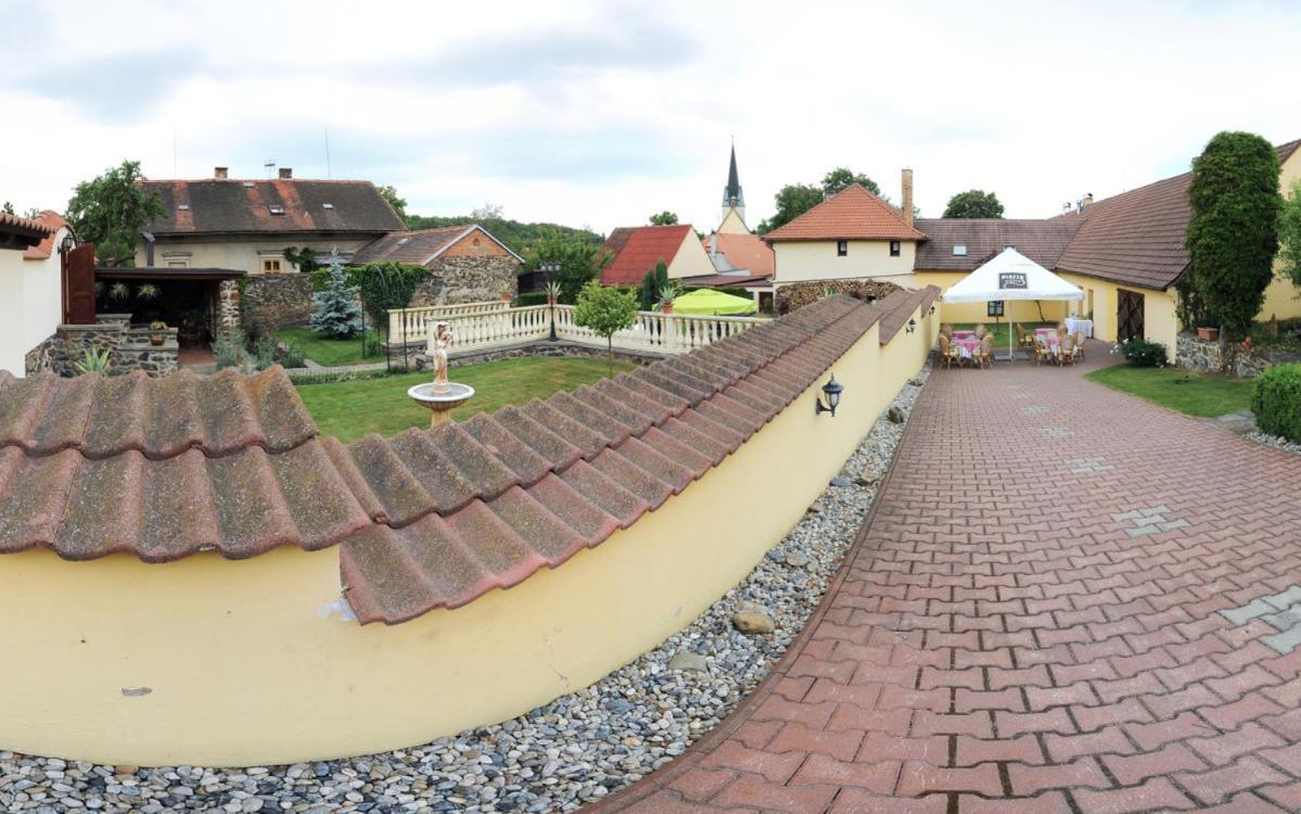 Penzion A Restaurace Nad Hradem คริโวคลาท ภายนอก รูปภาพ